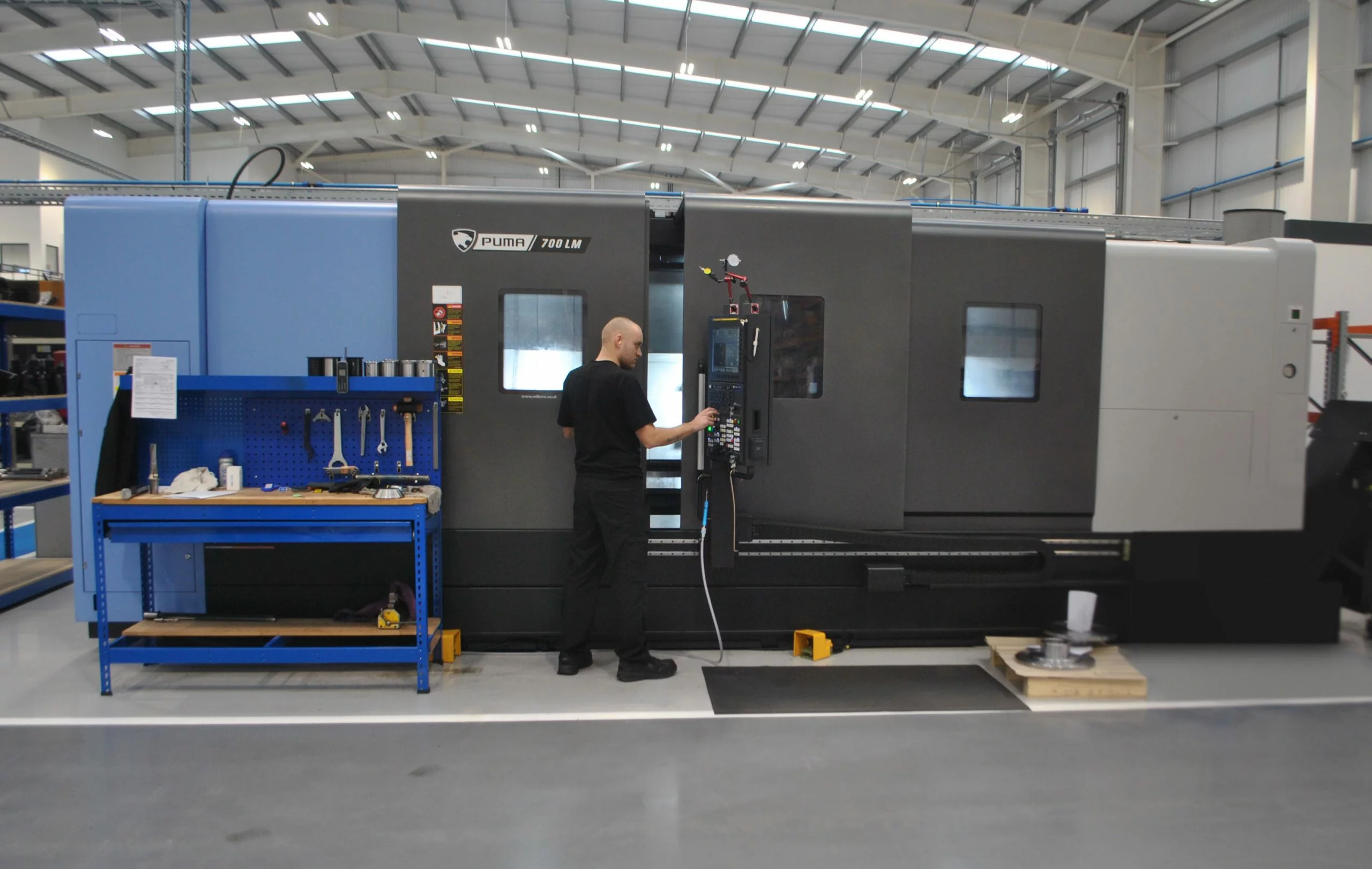 Puma 700LM lathe in operation